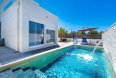 Maison Diana avec piscine, famille et animaux acceptés