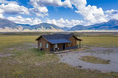 Image de Nouvelle maison sur 20 hectares avec une vue captivante à proximité du parc national de Yellowstone!