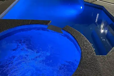 Image de 7 chambres avec 4 suites principales! Situé dans une communauté fermée Emerald Island