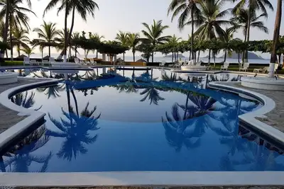 Image de Calme, belle villa meublée de couleurs vives dans un condo privé