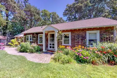 Image de Adorable waterfront home w/ boat access & a three-season sunroom