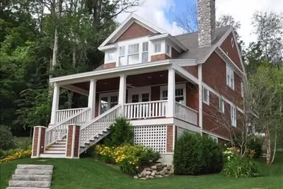Image de Walloon Lake Cottage - récent, de style classique 3br \/ 4. 5ba