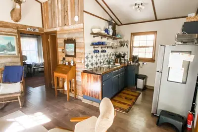Image de High View Hideaway - Une escapade confortable dans la cabane de la rivière Perdue - Récemment rénové!