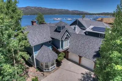 Image de Storybook Lakefront: Luxury, Lakefront Estate construit sur mesure avec bain à remous extérieur et quai pour bateaux!
