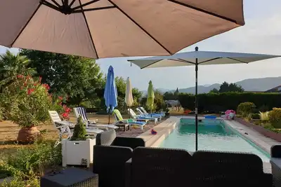 Image de Promotion pour ce Gîte plein de charme au sein d'une propriété avec piscine.