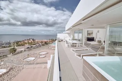 Image de Suite Penthouse avec vue sur la mer + bain à remous privé! Petit-déjeuner Gratuit + Wi-Fi