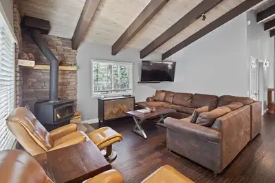 Image de 3 chambres et 2 salles de bain complètes, 8 couchages, deux niveaux pour profiter de vos vacances à Mammoth Lakes