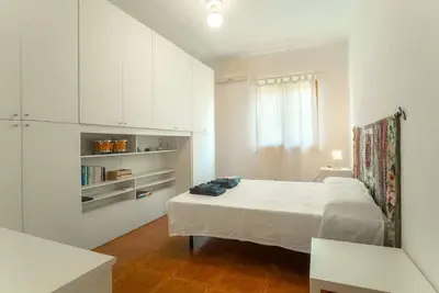 Villa avec trois chambres, deux salles de bain et un confortable salon avec cheminée.