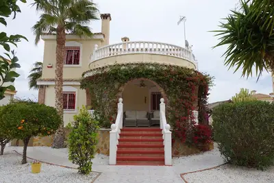 Image de Villa de 5 chambres avec piscine privée, grand jardin, Tv, Wifi, Aircon.