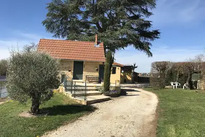 Image de Ancienne cabane de pêcheur rénovée au bord de rivière sûr beau terrain clos.