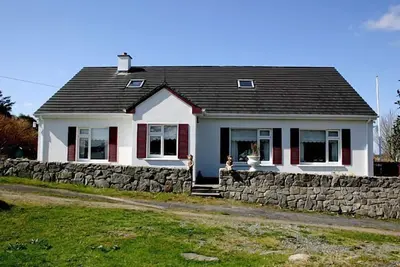 Image de Ce bungalow moderne offre une vue magnifique sur les environs et convient à des groupes jusqu'à 1