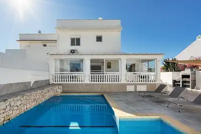 Image de Maison de ville rénovée de 4 chambres avec piscine privée et climatisation