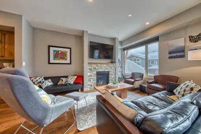 Image de Tout nouveau spacieux 3 chambres avec accès skis aux pieds via le nouveau télésiège Orient