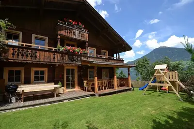 Image de Chalet supérieur avec bain à remous, sauna, poêle, accès direct aux pistes