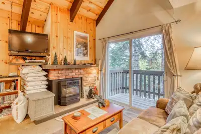 Image de Condo avec vue sur la forêt et la montagne et bain à remous / salle de jeux partagée - à pied du village!