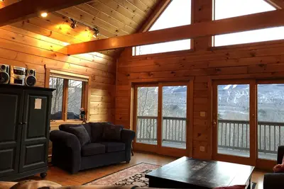 Image de Lg Cabin w \/ ski Mtn vues; Convivial et familial pour profiter des quatre saisons.