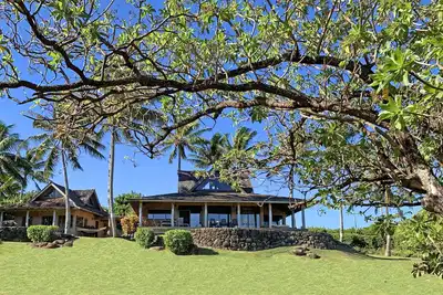 Image de Paia Beach House avec une immense vue sur l'océan et à seulement une minute à pied de la plage de Kuau