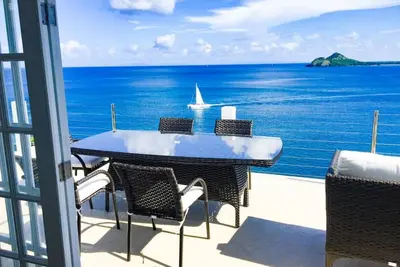 Image de Hou la la! Villa en bord de mer 3br \/ 2ba entièrement rénovée avec piscine, climatisation, WiFi, 3 rois