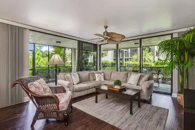 Image de Condo spacieux et climatisé avec navette privée sur la plage et véranda!