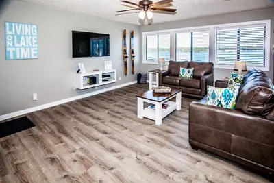 Image de Nouvellement rénové Water Front Condo Au coeur de la plage Osage!
