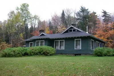 Image de Cottage-Salle de bain et douche-de Luxe-Vue sur le bois-Gate Cottage Pet Frie. . .