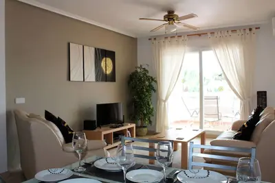 Image de 2 chambres 2 salles de bain face sud apt avec une vue imprenable sur la piscine et le parcours de golf