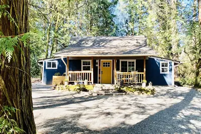 Image de Cottage de luxe dans les bois avec cinéma! :)