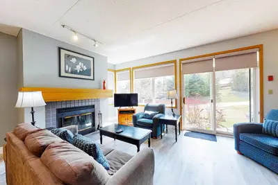 Image de Condo magnifiquement rénové à Blue Mountain avec un foyer