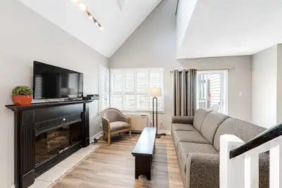 Image de Marchez jusqu'au télésiège! Loft rénové avec bain à remous et piscine partagés - chiens Ok!