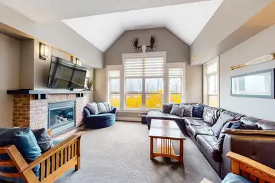 Image de Condo spacieux avec jeux de société, bain à remous et piscine communs - près du centre-ville!