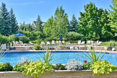 Image de Retraite récemment rénovée avec aménagement ouvert, piscine partagée et près du village
