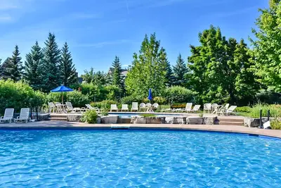 Image de Escapade pittoresque et spacieuse avec piscine partagée et barbecue à gaz privé