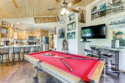 Image de Nouveau! «Bear’s Den Luxury Cabin» ~ 15 min du lac!