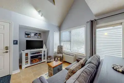 Image de Studio bien situé avec piscine saisonnière commune, tennis et bain à remous ouvert toute l'année!