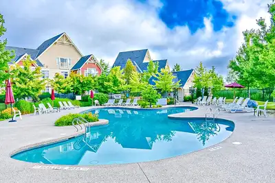 Image de Condo adapté aux chiens avec vue sur l'étang depuis le balcon, la piscine commune et le bain à remous!