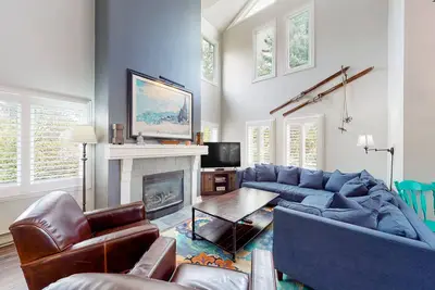 Image de Condo rénové avec foyer - à quelques pas du Blue Mountain Village, des ascenseurs et du golf!