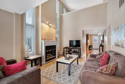 Image de Condo spacieux et pratique avec piscine partagée et foyer au gaz