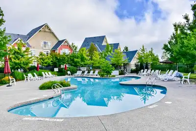 Image de Condo magnifiquement aménagé avec piscine et bain à remous partagés et balcon meublé