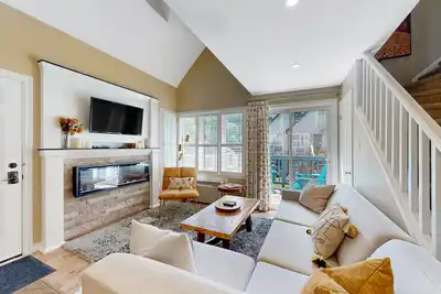 Image de Condo spacieux avec bain à remous et piscine partagée / bain à remous / tennis - marchez jusqu'à un ascenseur!