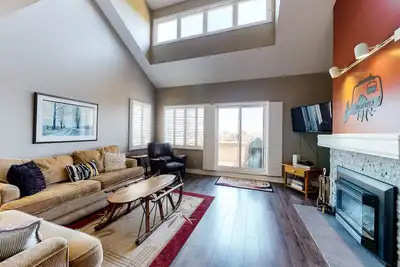 Image de Condo récemment r��nové avec sauna privé, balcon meublé - près du golf!