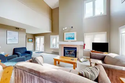 Image de Condo idéalement situé avec foyer - 500 pieds des ascenseurs et du village!