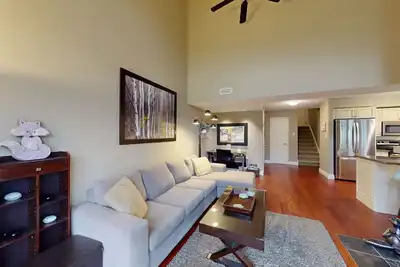 Image de Magnifique et unique condo Blue Mountain - local �� skis privé!