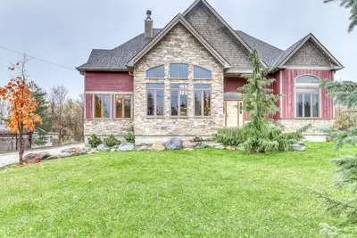 Image de Grand chalet ouvert avec terrasse à plusieurs niveaux, bain à remous privé et cour - à proximité du ski!