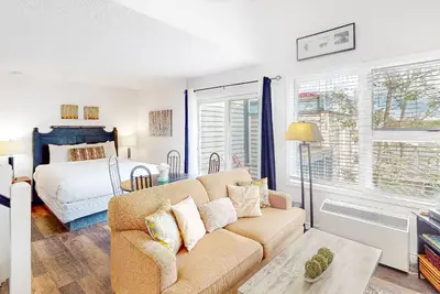 Image de Condo bien positionné avec piscine et bain à remous partagés - étapes pour soulever, chiens Ok!