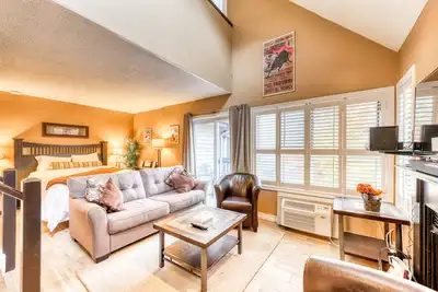 Image de Belle maison loft avec piscine partagée, bain à remous et courts de tennis!