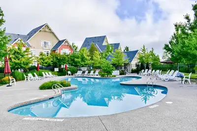 Image de Condo Blue Village récemment rénové avec bain à remous et piscine partagés!
