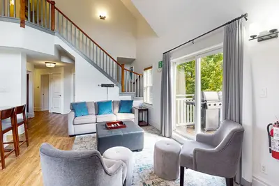 Image de Condo isolé et élégant avec balcon privé, piscine partagée!