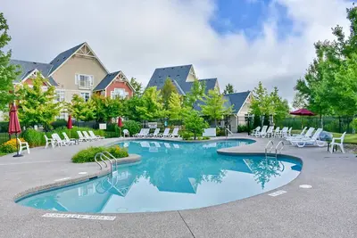 Image de Condo élégant et rénové avec vue sur le golf et piscine / bain à remous partagés - à pied du village!