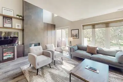 Image de Condo spacieux à aire ouverte avec piscine partagée, petit balcon et vue sur la pelouse!