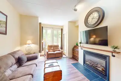 Image de Condo pour chiens avec cuisine complète et terrasse meublée